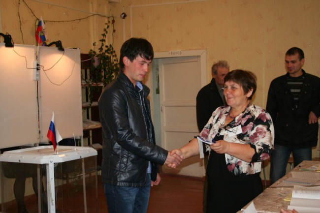Председатель Тойкинского УИК Т.В.Мартынчик поздравляет А.Токарева